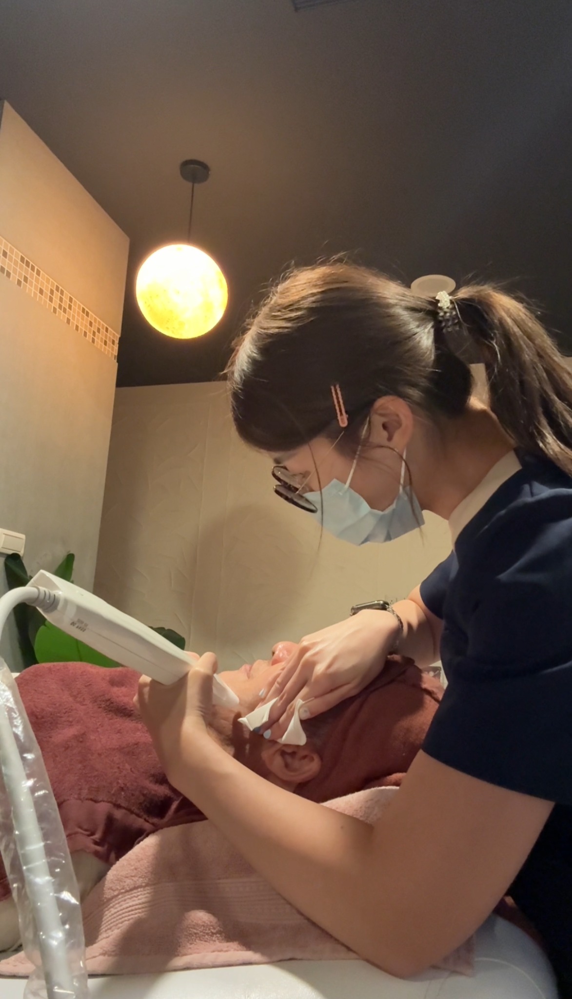 伊羚形象美學主理人進行臉部保養與手工清粉刺服務