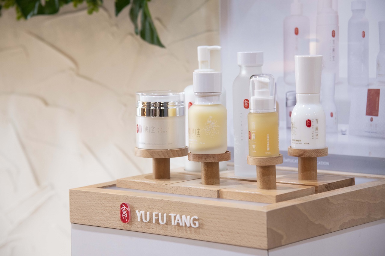 伊羚形象美學臉部保養產品陳列